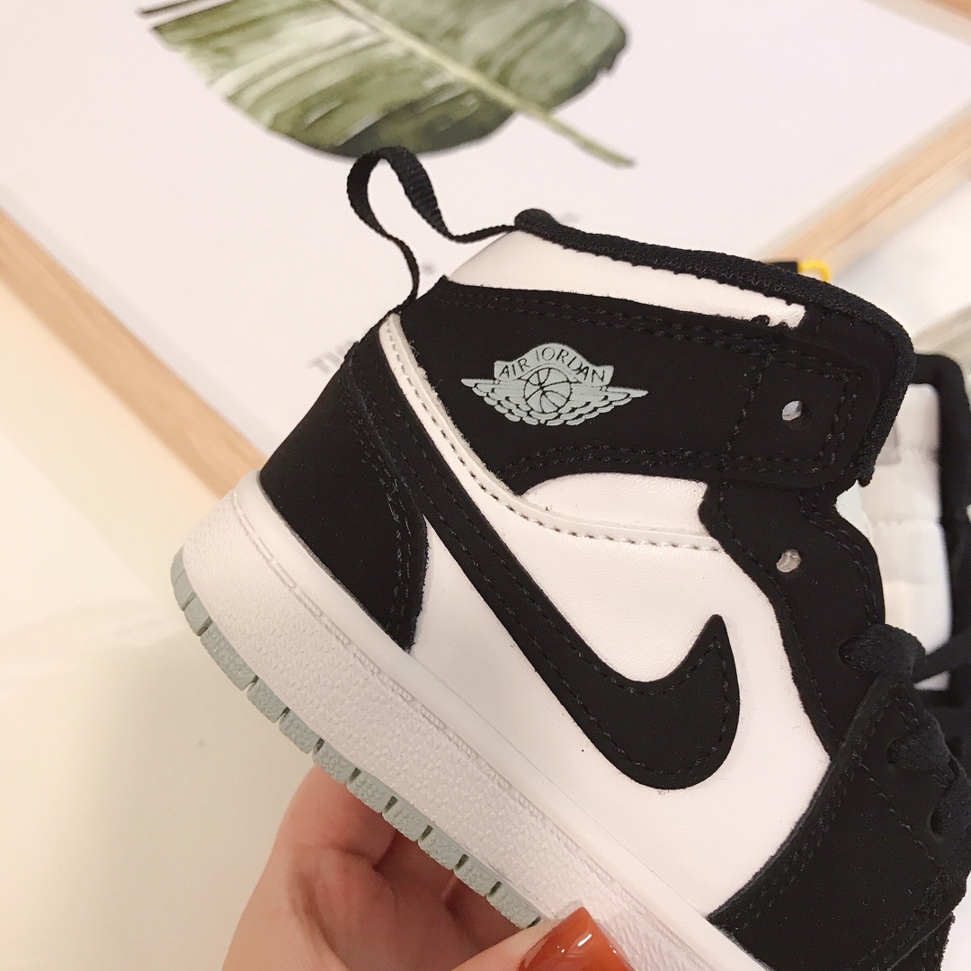 Air Jordan 1 Men’s Child Basketball Shoes Price and Details in Black & White - 图片 5