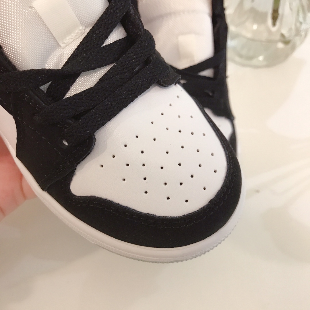 Air Jordan 1 Men’s Child Basketball Shoes Price and Details in Black & White - 图片 3