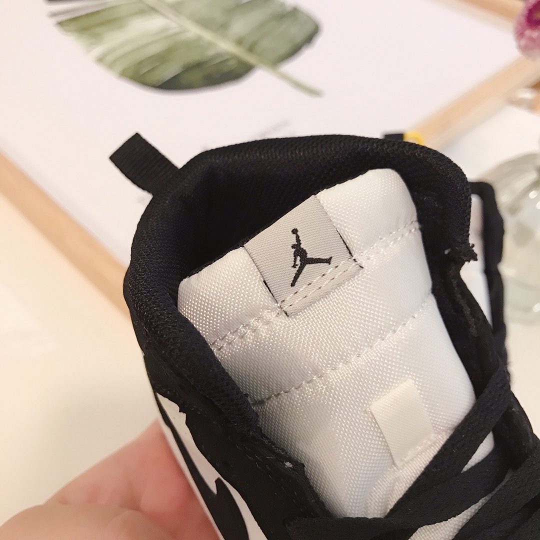 Air Jordan 1 Men’s Child Basketball Shoes Price and Details in Black & White - 图片 4