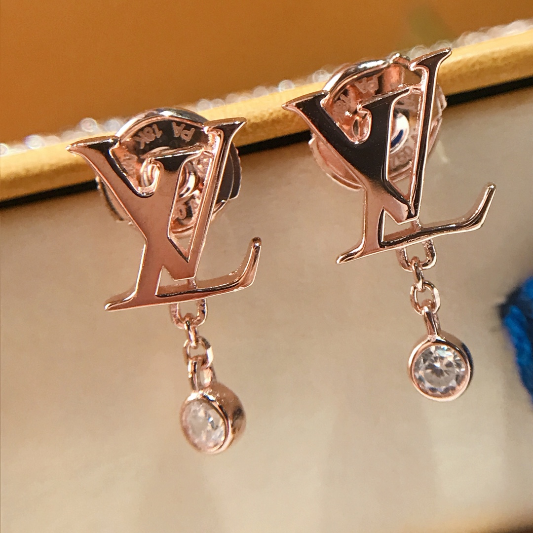 NO:104505,P95 necklace earrings set spot to LV classic letter set letter necklace back earrings flying saucer earplugs all with exquisite logo Platinum/rose gold, Lv earrings Lv necklace, louis vuitton, necklace19860909P95项链耳钉 套装现货到LV 经典字母套装 字母项链背部耳坠飞碟耳塞 都带精致logo 白金/玫金,Lv耳钉Lv项链,louis vuitton,necklace,Jewelry