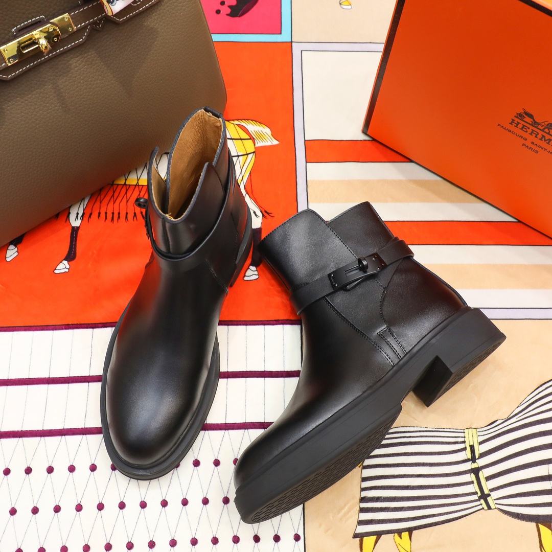 The Hermès Kelly bag has trended through several cycles in the fashion 7