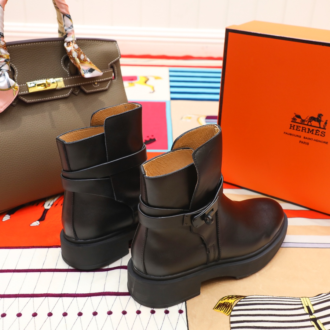 The Hermès Kelly bag has trended through several cycles in the fashion 3