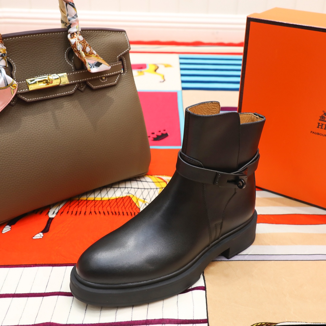 The Hermès Kelly bag has trended through several cycles in the fashion 2