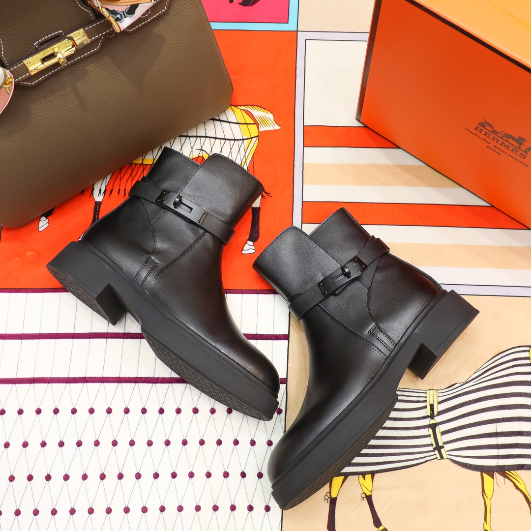 The Hermès Kelly bag has trended through several cycles in the fashion 8