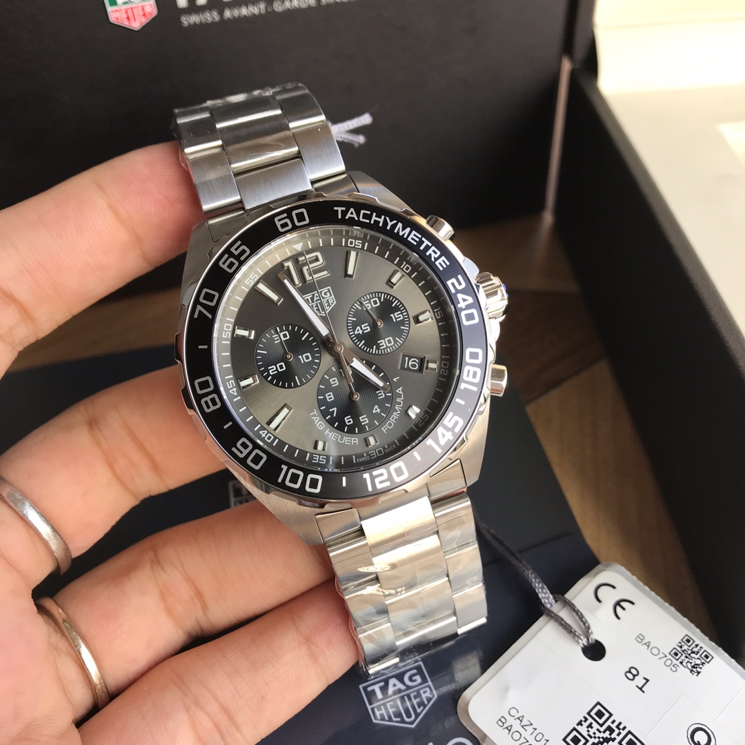 批:750 原盒:50 original Tagheuer 泰格豪雅F1系列，石英男士腕表 原单货！六针计时带日历！瑞士原装机芯！精钢表带表壳，蓝宝石玻璃！专柜售价一万多！～43mm表径！配专柜全套包装！