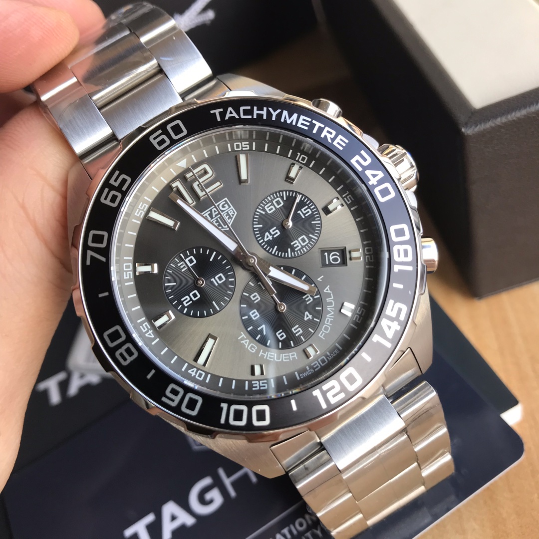 批:750 原盒:50 original Tagheuer 泰格豪雅F1系列，石英男士腕表 原单货！六针计时带日历！瑞士原装机芯！精钢表带表壳，蓝宝石玻璃！专柜售价一万多！～43mm表径！配专柜全套包装！