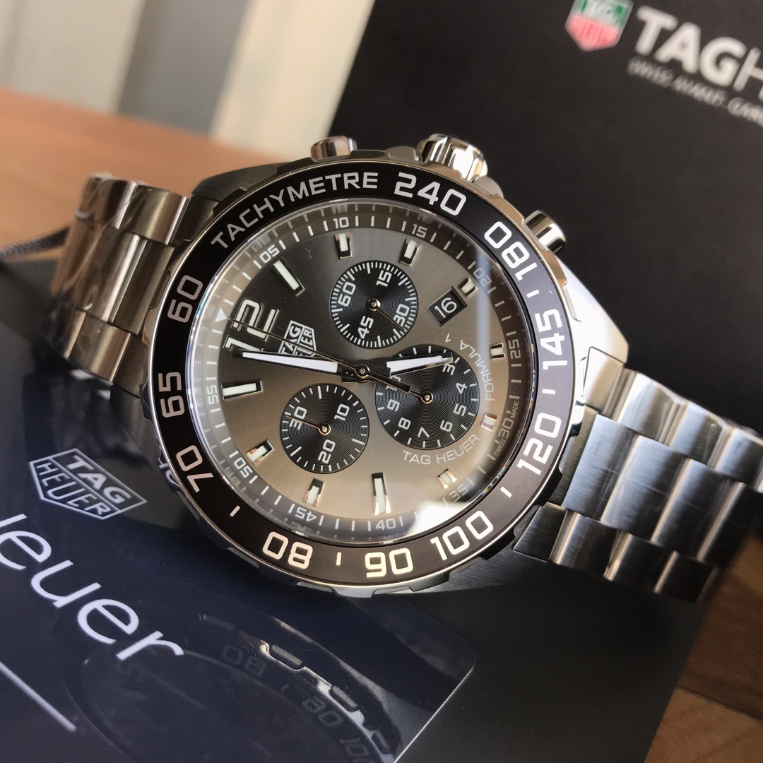 批:750 原盒:50 original Tagheuer 泰格豪雅F1系列，石英男士腕表 原单货！六针计时带日历！瑞士原装机芯！精钢表带表壳，蓝宝石玻璃！专柜售价一万多！～43mm表径！配专柜全套包装！