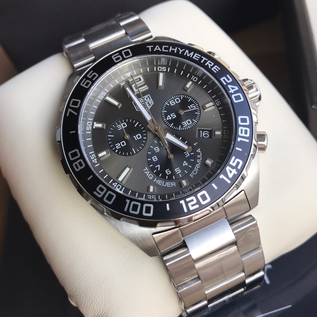 批:750 原盒:50 original Tagheuer 泰格豪雅F1系列，石英男士腕表 原单货！六针计时带日历！瑞士原装机芯！精钢表带表壳，蓝宝石玻璃！专柜售价一万多！～43mm表径！配专柜全套包装！
