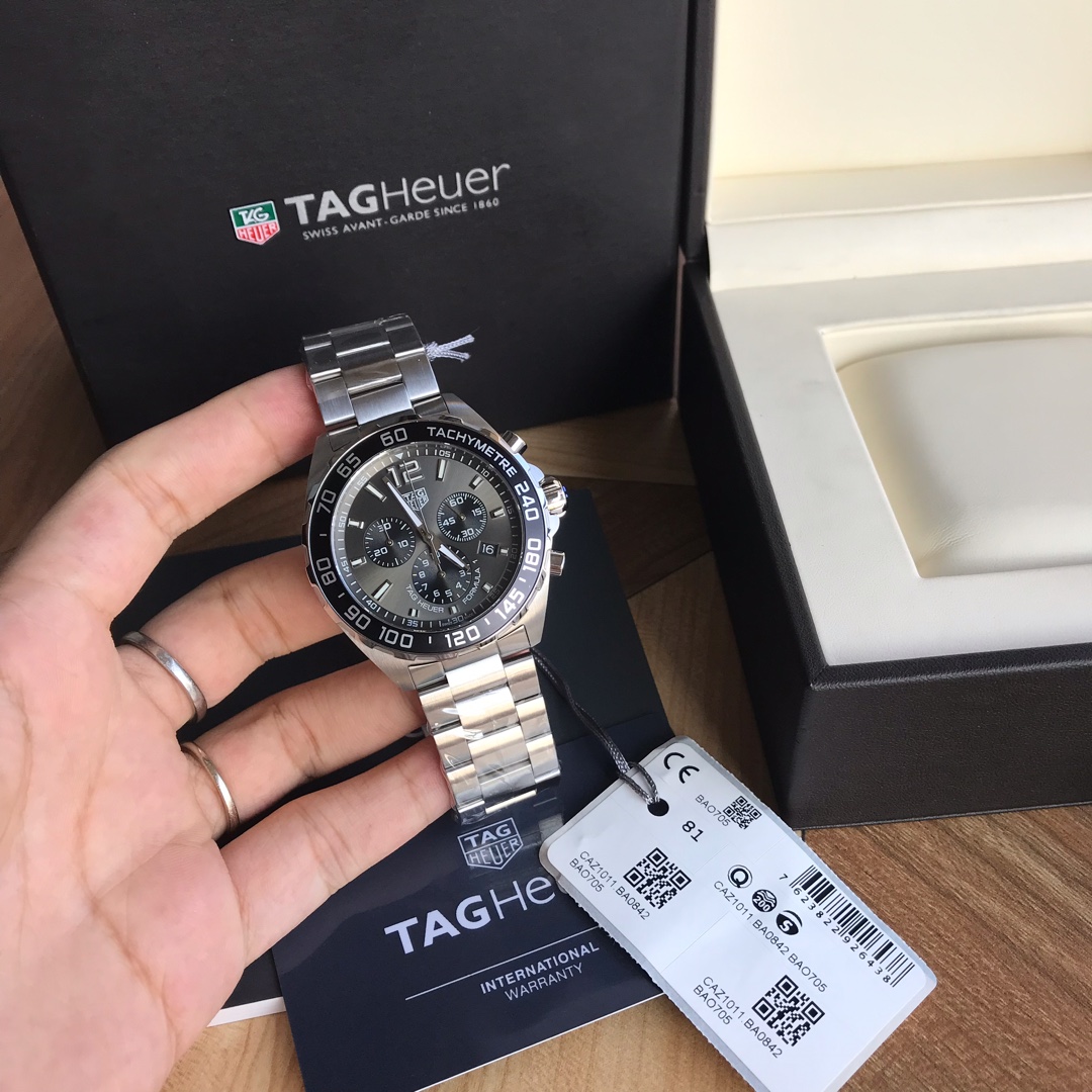批:750 原盒:50 original Tagheuer 泰格豪雅F1系列，石英男士腕表 原单货！六针计时带日历！瑞士原装机芯！精钢表带表壳，蓝宝石玻璃！专柜售价一万多！～43mm表径！配专柜全套包装！