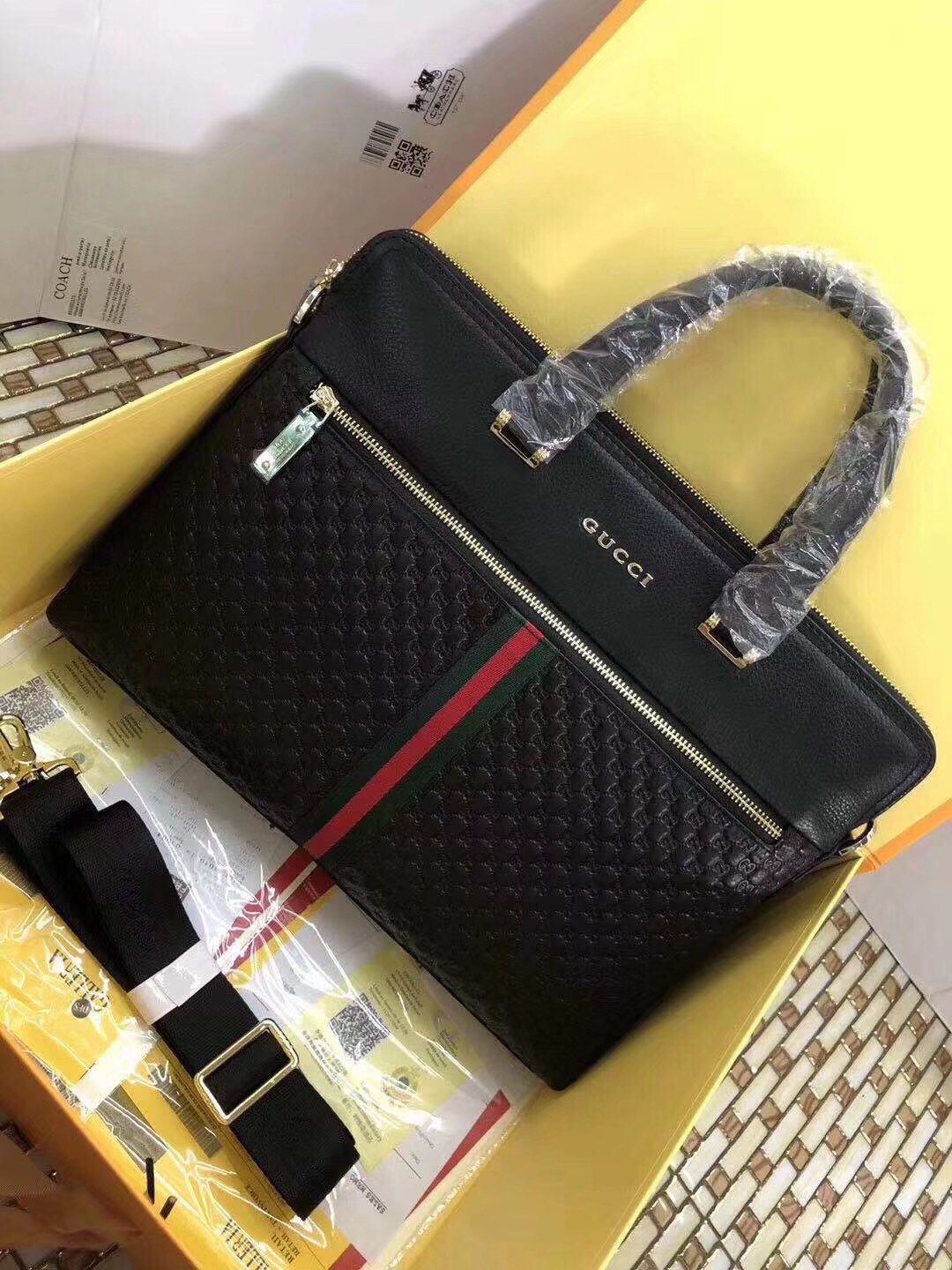 GUCCI原单型号：3906-5此款创新性的充满了所著称的标志性风格拥有不可思议的多变风格无论是商务还是休闲都是绝佳选择内置iPad隔层，原单头层摔纹皮定制不锈钢拉牌全网独家质量与质感都能衬托出你独特的品味配长肩带38-28-6cm