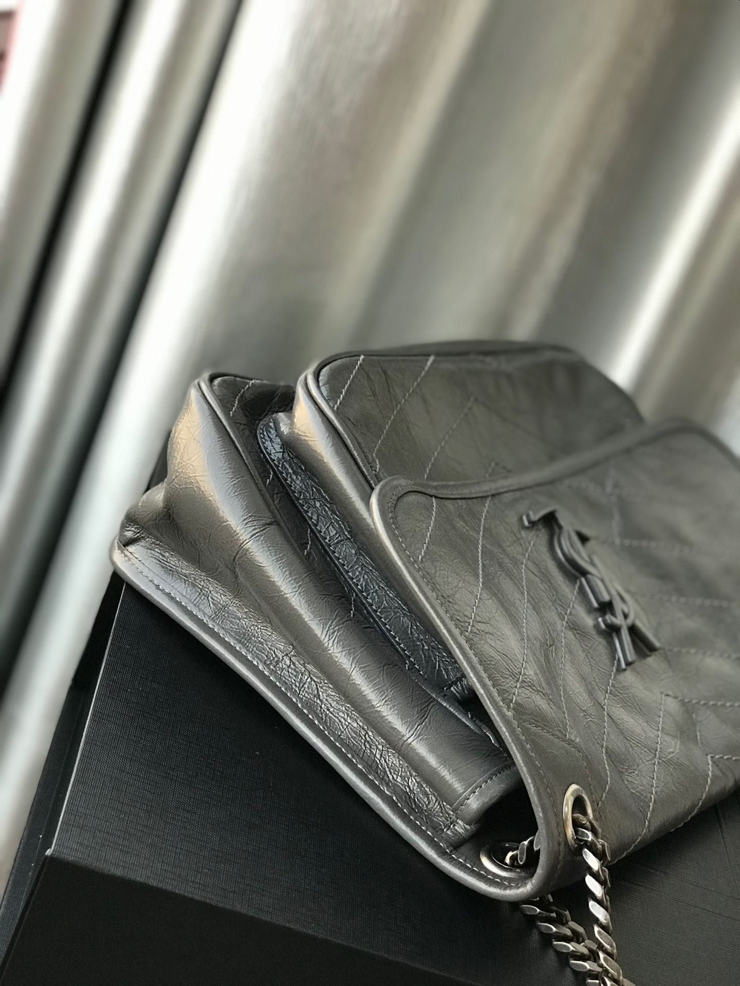 Сумка Saint Laurent Niki среднего размера, серый цвет