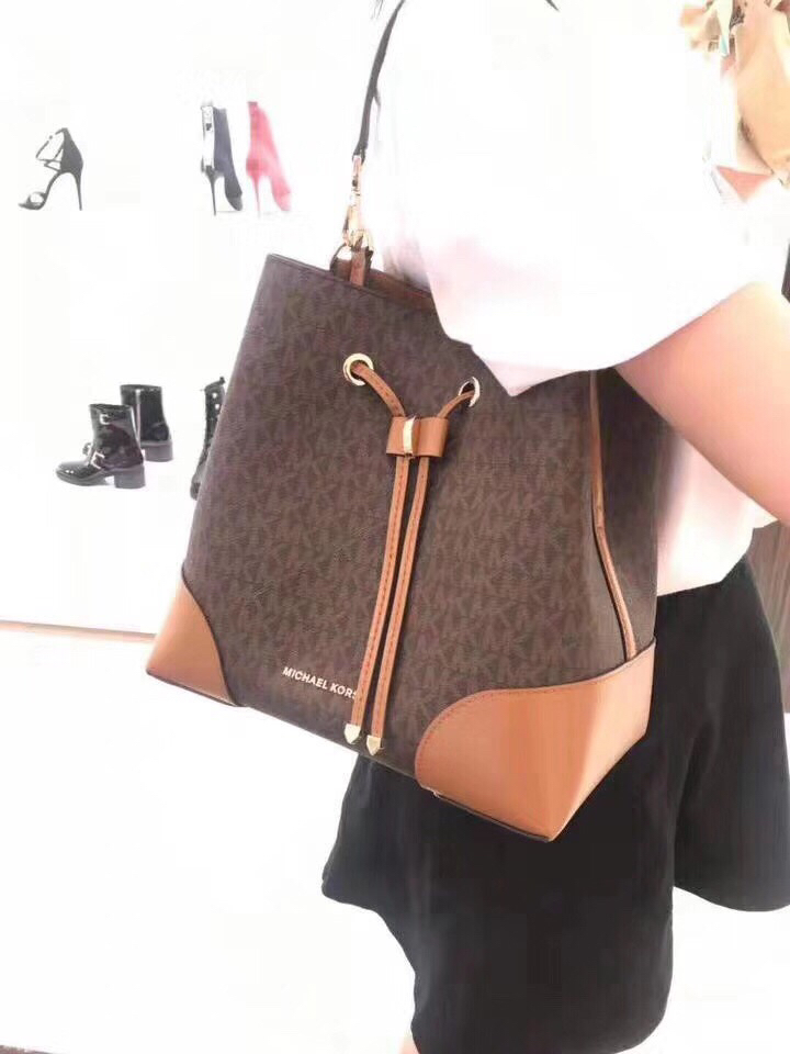 Michael Kors M家水桶包