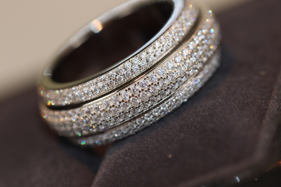 厂家直销 新材质V金白金 重新定义 超A版本质量 [得意]🔺Pi@get 伯爵🔺•排钻 转动 戒指💍👫•旋转系列中的经典之作➰ 西方传说里有记载 -旋转- 其寓意为转运🎐🎐👫 当情感 事业 出现困难的时候 你可以轻轻转动这枚戒指😖也许会给你带来一想不到的惊喜哦😗 绝对让你惊艳 高端定制 💕一比一logo 戒指🌳铂金色 码数56789