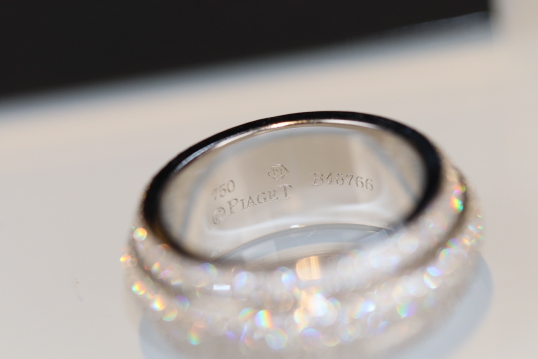 厂家直销 新材质V金白金 重新定义 超A版本质量 [得意]🔺Pi@get 伯爵🔺•排钻 转动 戒指💍👫•旋转系列中的经典之作➰ 西方传说里有记载 -旋转- 其寓意为转运🎐🎐👫 当情感 事业 出现困难的时候 你可以轻轻转动这枚戒指😖也许会给你带来一想不到的惊喜哦😗 绝对让你惊艳 高端定制 💕一比一logo 戒指🌳铂金色 码数56789