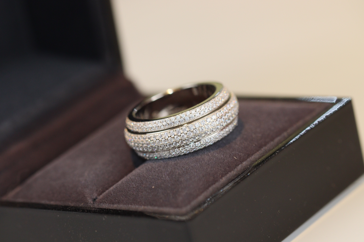 厂家直销 新材质V金白金 重新定义 超A版本质量 [得意]🔺Pi@get 伯爵🔺•排钻 转动 戒指💍👫•旋转系列中的经典之作➰ 西方传说里有记载 -旋转- 其寓意为转运🎐🎐👫 当情感 事业 出现困难的时候 你可以轻轻转动这枚戒指😖也许会给你带来一想不到的惊喜哦😗 绝对让你惊艳 高端定制 💕一比一logo 戒指🌳铂金色 码数56789