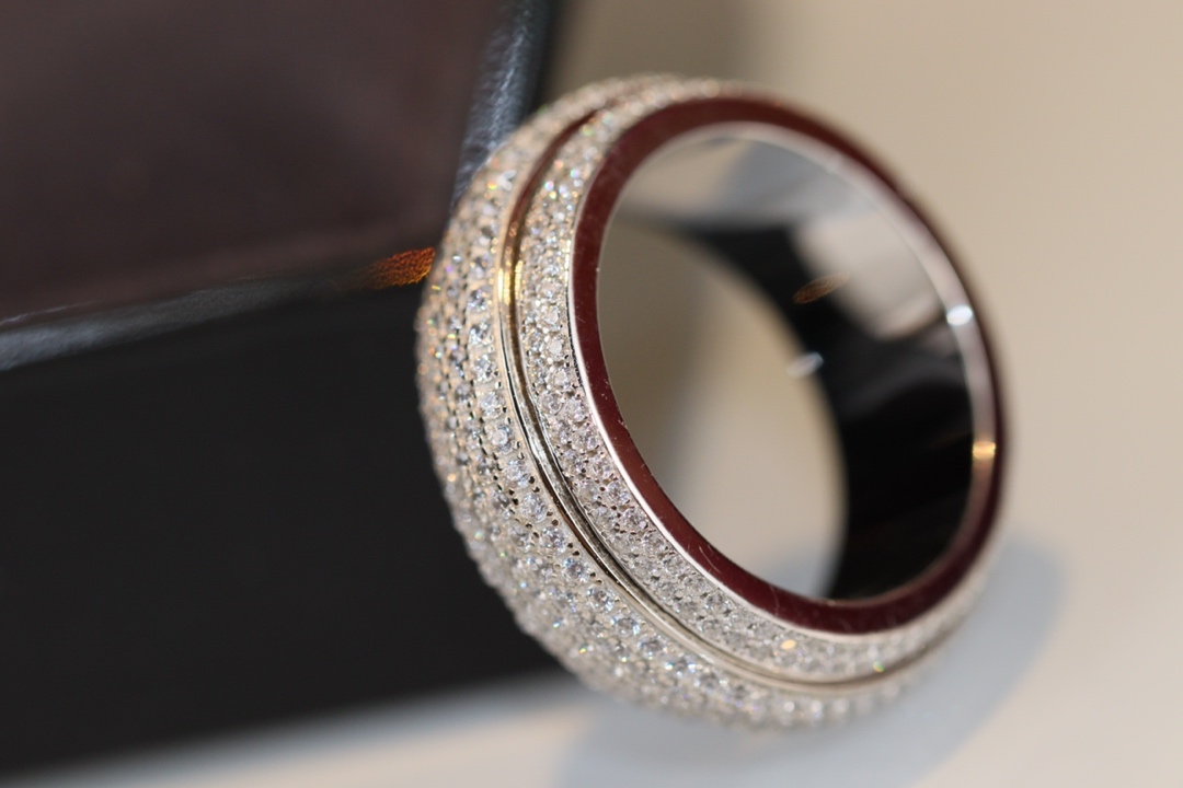 厂家直销 新材质V金白金 重新定义 超A版本质量 [得意]🔺Pi@get 伯爵🔺•排钻 转动 戒指💍👫•旋转系列中的经典之作➰ 西方传说里有记载 -旋转- 其寓意为转运🎐🎐👫 当情感 事业 出现困难的时候 你可以轻轻转动这枚戒指😖也许会给你带来一想不到的惊喜哦😗 绝对让你惊艳 高端定制 💕一比一logo 戒指🌳铂金色 码数56789