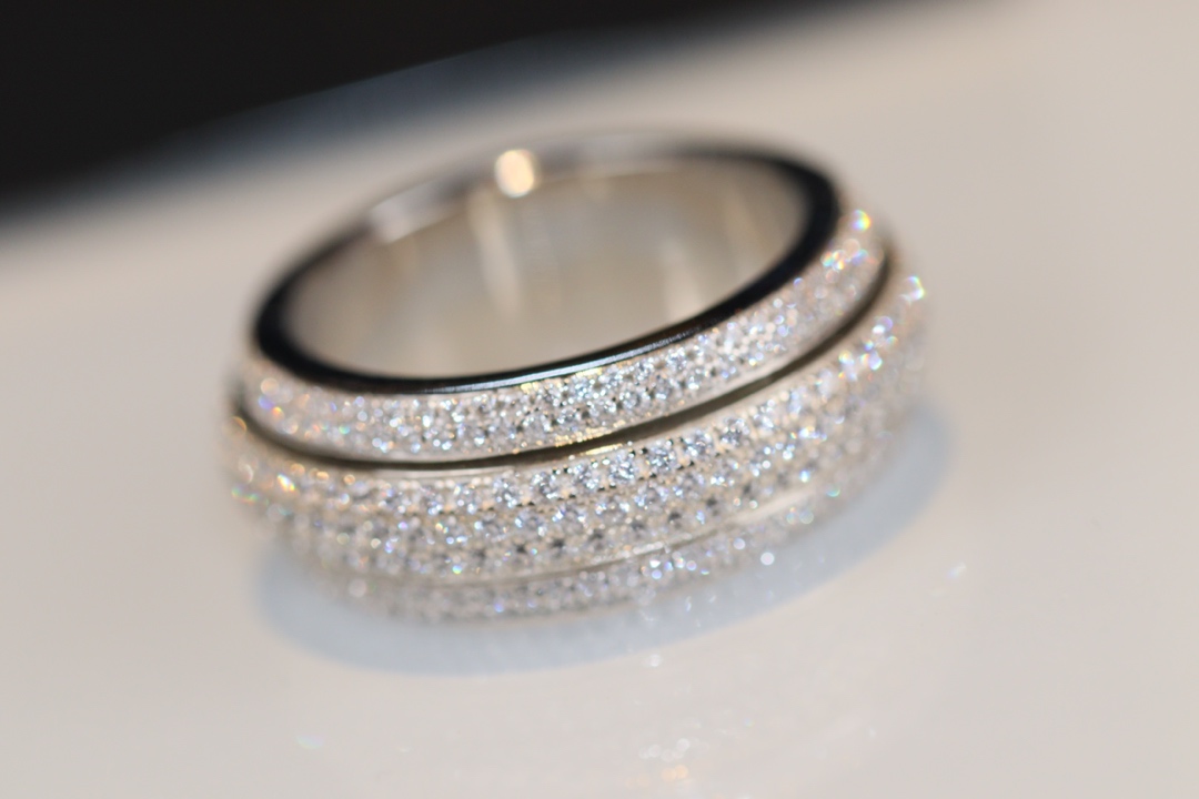 厂家直销 新材质V金白金 重新定义 超A版本质量 [得意]🔺Pi@get 伯爵🔺•排钻 转动 戒指💍👫•旋转系列中的经典之作➰ 西方传说里有记载 -旋转- 其寓意为转运🎐🎐👫 当情感 事业 出现困难的时候 你可以轻轻转动这枚戒指😖也许会给你带来一想不到的惊喜哦😗 绝对让你惊艳 高端定制 💕一比一logo 戒指🌳铂金色 码数56789