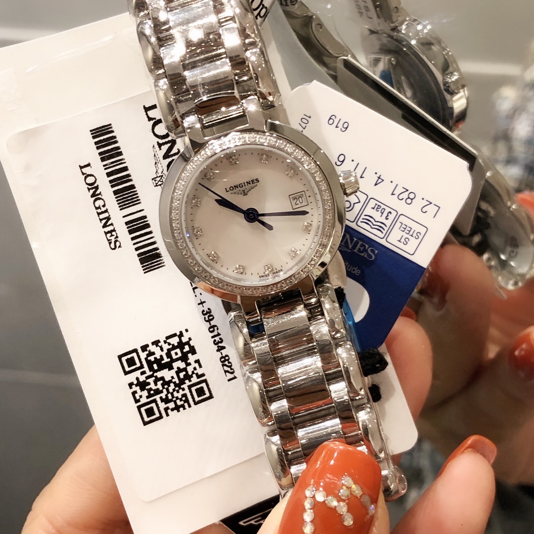 J5  经典佳作H出品 跨界之颠——浪琴 Longines 心月系列优雅而至 机芯采用原装瑞士775石英机芯 走时精准 用时耐久 免除了部分女士们不喜欢上链的需求 温柔的外表之下，蕴含一颗“正品”真芯。 表壳316L精钢国内顶尖制造工艺 一比一还原正品细节 腕表尺寸26.5mmX7mm，圆润的曲线式设计使得壳体别致精巧，底盖标志性的飞翼沙漏图案以及编号都完美无瑕的对比正品，每一枚表壳均是H对复刻腕表的精神表现，更是回馈用户的需求所致 钢带波浪型的表带动感贴手，光泽流盼。每一粒表链都经过H制表师精心细致的打磨，确保光泽和形状完美无瑕，吻合原版。