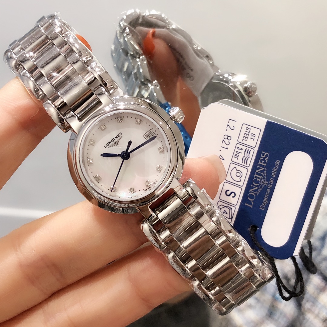 J0  机芯采用原装瑞士775石英机芯 走时精准 用时耐久 免除了部分女士们不喜欢上链的需求 温柔的外表之下，蕴含一颗“正品”真芯。 表壳316L精钢国内顶尖制造工艺 一比一还原正品细节 腕表尺寸26.5mmX7mm，圆润的曲线式设计使得壳体别致精巧，底盖标志性的飞翼沙漏图案以及编号都完美无瑕的对比正品，每一枚表壳均是H对复刻腕表的精神表现，更是回馈用户的需求所致 钢带波浪型的表带动感贴手，光泽流盼。每一粒表链都经过H制表师精心细致的打磨，确保光泽和形状完美无瑕，吻合原版。