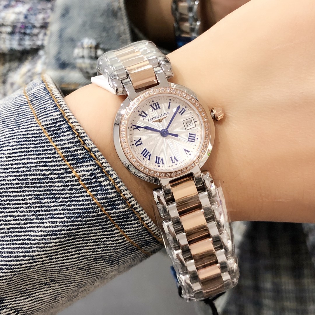 J5  机芯采用原装瑞士775石英机芯 走时精准 用时耐久 免除了部分女士们不喜欢上链的需求 温柔的外表之下，蕴含一颗“正品”真芯。 表壳316L精钢国内顶尖制造工艺 一比一还原正品细节 腕表尺寸26.5mmX7mm，圆润的曲线式设计使得壳体别致精巧，底盖标志性的飞翼沙漏图案以及编号都完美无瑕的对比正品，每一枚表壳均是H对复刻腕表的精神表现，更是回馈用户的需求所致 钢带波浪型的表带动感贴手，光泽流盼。每一粒表链都经过H制表师精心细致的打磨，确保光泽和形状完美无瑕，吻合原版。