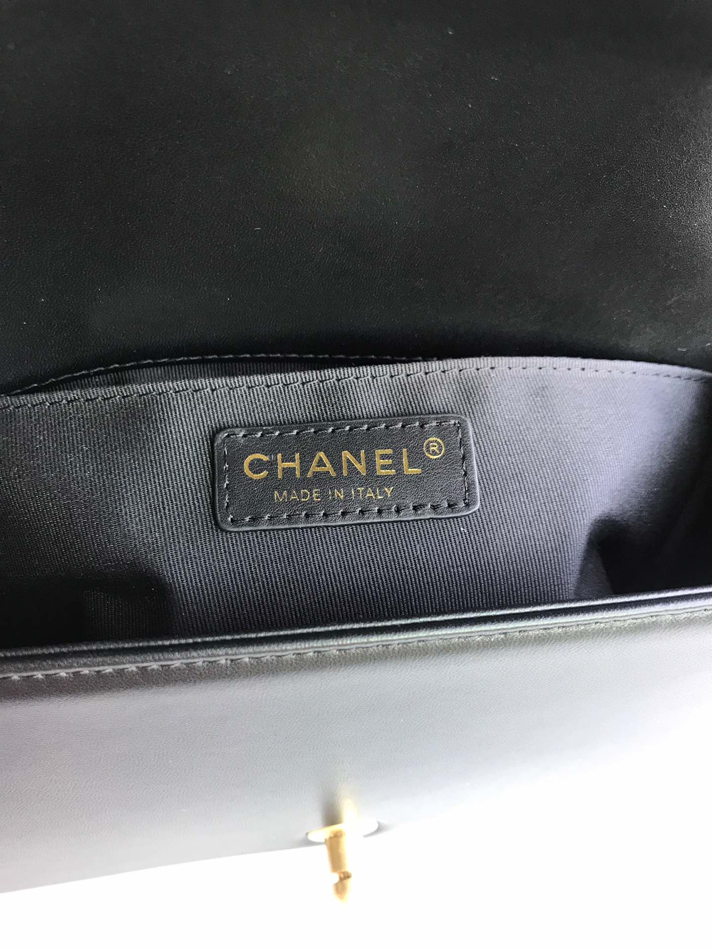 Chanel香奈儿67086原单羊皮闪亮登场！非常靓丽非常豪华的感觉！潮流前线的主细节非常得到位！五金最