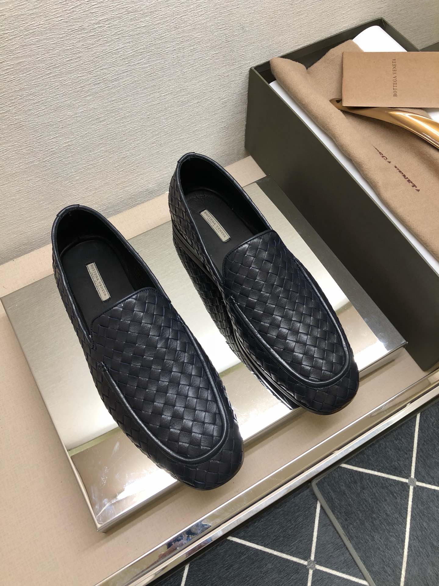 NO:281253,Top quality!  【B*V】Casual business model!  Pure and high quality can be compared 11!  Fabric original calfskin hand-woven!  Calf leather bag inside!  Super comfortable, soft and breathable!  Fully anti-slip raw glue outsole!  38-44!  !  Four colors black, Baolan, brown, black Niujing, cowhide19860909顶尖品质！【B*V】休闲商务款！纯正高品质可11比较！面料原版小牛皮手工编织！内里小牛皮套包！超舒适柔软透气！全防滑生胶大底！38一44！！ 四配色黑、宝兰、啡色、黑牛京,,cowhide,Men's shoes