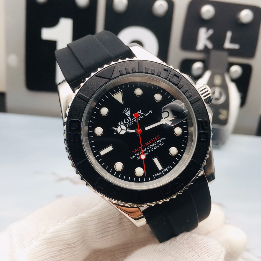 K0  品牌: 劳力士 Rolex ROLEX 系列:游艇名仕型 圈口:60分钟刻度外圈配哑黑色Cerachrom 陶质圈口，凸显抛光立体数字时针增大，分针缩细，增强了可读性。Pyesterflex橡胶表带亦配备蚝式保险扣，人性化二级可剪设计，佩戴稳固从而更加舒适字面刻度填充进口Chromalight长效果蓝色物料