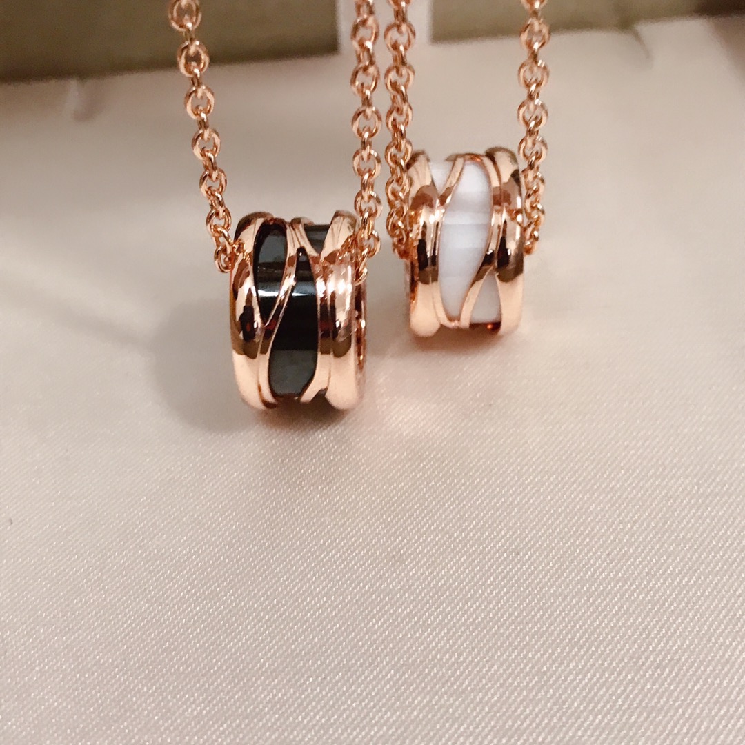 NO:101408,Bulgari new hollow ceramic necklace adopts CNC fine carving technology, high version and high quality, limited edition color rose gold, Bulgari necklace, bvlgari, necklace19860909宝格丽新款镂空陶瓷项链 采用CNC精雕工艺 高版本高品质 市场限量款 颜色玫瑰金,宝格丽项链,bvlgari,necklace,Jewelry