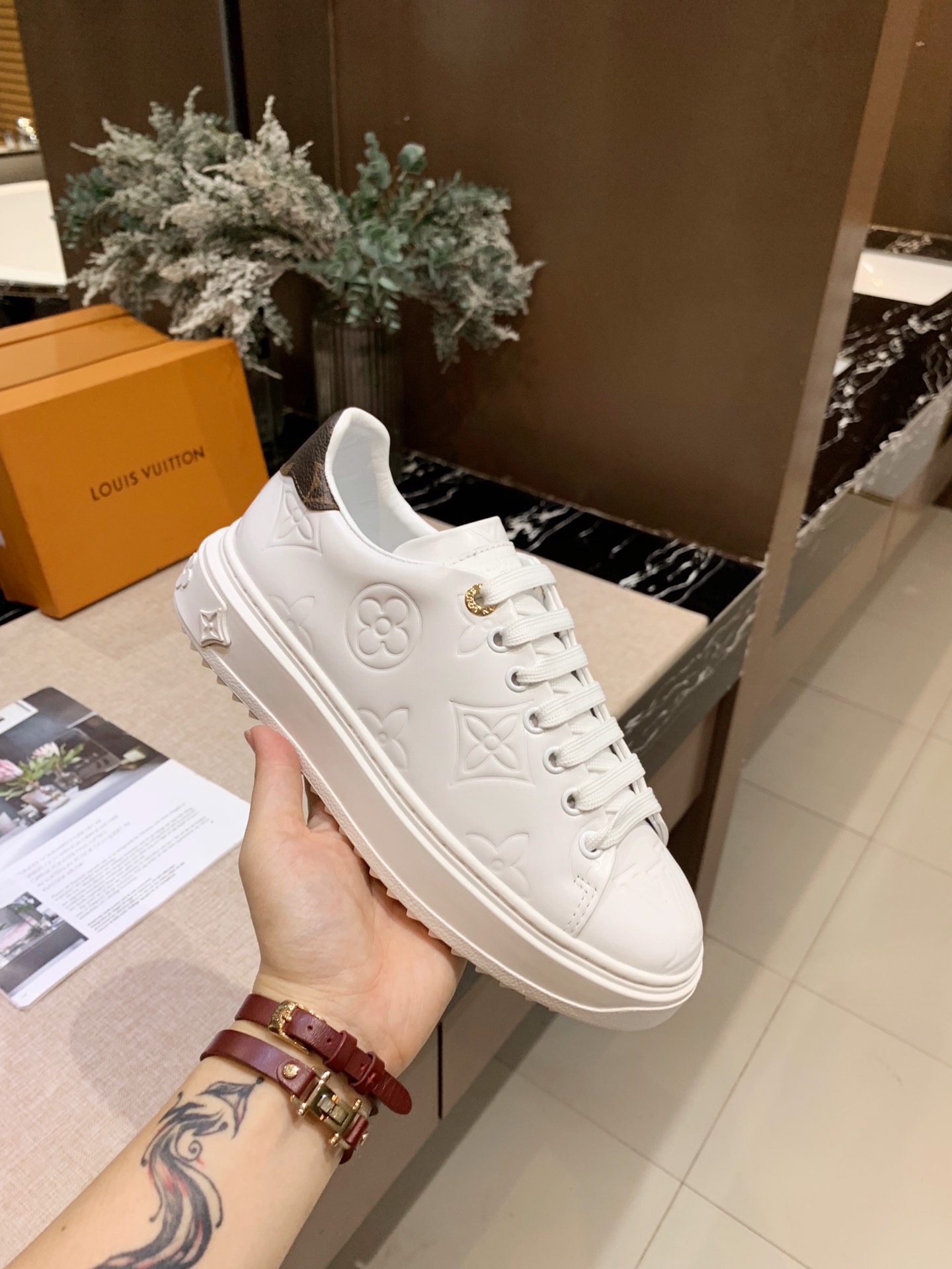 NO:170036,The latest LV casual sneakers for early spring counter, this fashionable and trendy sneakers are made of embossing technology, fabric: imported silk calfskin, inner foot pad sheepskin, original rubber thick sole, non-slip and wear-resistant, sizes 35-40, (size 34 and 41, sizes 42 can be customized), casual shoes/sports shoes, louis vuitton, sneakers, cowhide, sheepskin19860909早春专柜最新款LV休闲运动鞋,此款时尚新潮的运动鞋采用压花技术制作,面料:进口丝绸小牛皮,内里垫脚羊皮,原版橡胶厚底,防滑耐磨,35-40码,（34和41码、42码可订做）,休闲鞋/运动鞋,louis vuitton,sneakers,cowhide,sheepskin,Women's Shoes