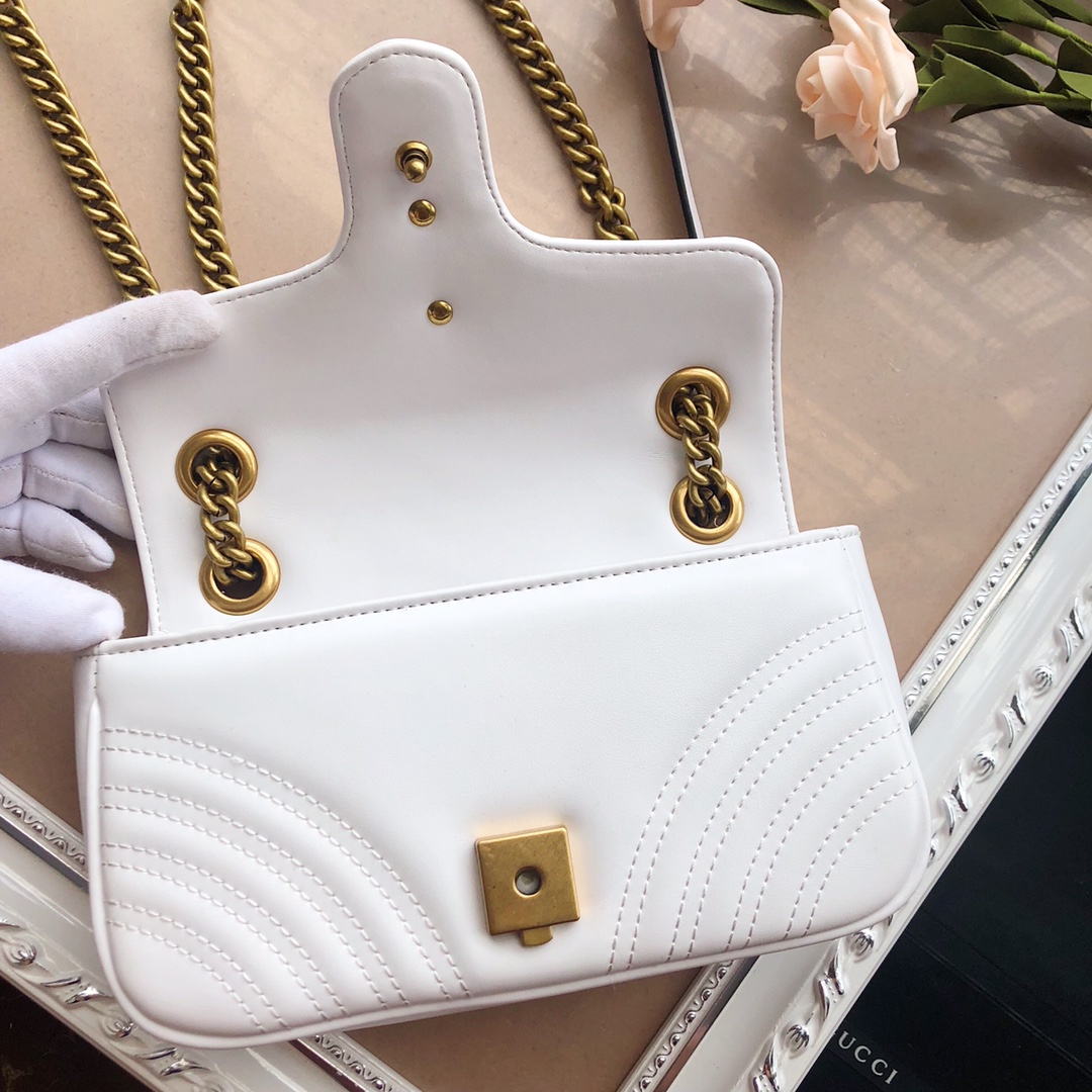  ❤️❤️❤️【GUCCI古驰】GG Marmont 系列链带迷你肩背包采用颇具结构感的柔软造型和超大号