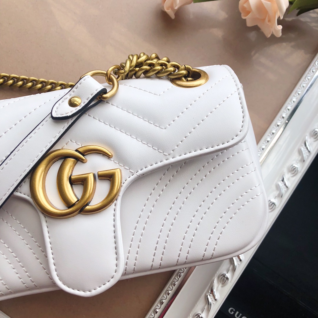  ❤️❤️❤️【GUCCI古驰】GG Marmont 系列链带迷你肩背包采用颇具结构感的柔软造型和超大号