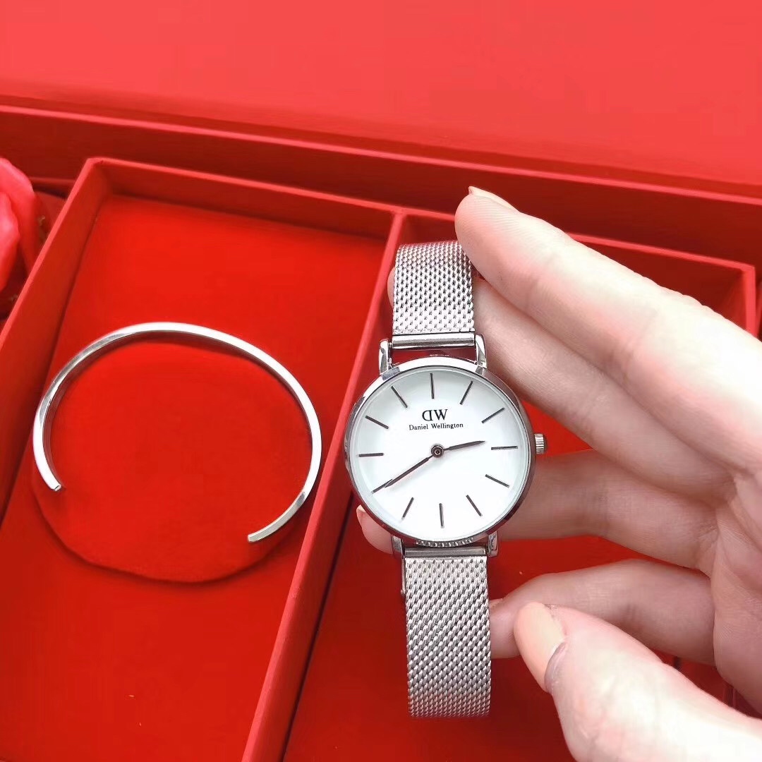 I5 玫瑰花礼盒套装  DANIEL WELLINGTON 寓意没有秒针，因为不想走我在等你丹尼尔惠灵顿 Daniel Wellington   DW=等我 我一次次的远行伴随爱人，在这个特殊的日子里，为爱人送上一份特殊有寓意的礼物告诉她我们有多爱她丹尼尔惠灵顿 Daniel Wellington   DW手表岕尀尀开口钛钢手镯玫瑰花礼盒尺寸：女32mm～男40mm。
