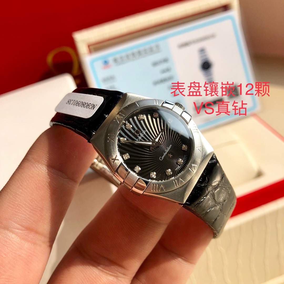 NO:142626,Approval Place an order now and get a steel belt  Spot instantly. Omega/OMEGA Liu Shishi's same style, very strong internal channels, and the OEM factory has one of the few genuine Omegas. The quantity is limited, and good things are not often available. Take a look and start quickly. This constellation series, quartz and diamond women's watch, with a diameter of 27mm. The original Yita Group specializes in Omega brand movement. Anti-glare sapphire mirror. The watch is full set of 316L steel without electric steel. It never fades. The butterfly buckle LoGo is made of 18K gold. And the strap head  The grain is not a convex version of the market. Note that the internal font of the strap consists of three sizes and different styles. The font is clear and exquisite, and the font is not a market font connected into one piece. The literal Roman light spot radiates the black dial inlaid with real diamond scale is luxurious and elegant. The center pattern of the bottom cover and the stars are oil-pressure forming texture is delicate, plump and clear. The most important thing is that there are two levels of concave position and super three-dimensional sense. Each watch has its own code jump, and the quantity is limited. If you have any questions, it will not affect the freedom of return and exchange for secondary sales. It is sold and cherished., omega, gold19860909批 现在下单 即送钢带一条 现货秒取.欧米伽/OMEGA刘诗诗同款,非常过硬的内部渠道,代工厂内部留出为数不多的正品欧米茄.数量有限,好东西不是经常都有.看中赶紧下手,此款星座系列.石英.钻石女表,手表直径27mm.原装依塔集团专供欧米茄品牌机芯.防炫目蓝宝石镜面.手表全套316L钢材无电渡钢水.永不掉色,蝴蝶表扣LoGo由18K黄金打造.而且表带头粒绝非市场凸出版本,注,表带内部字体由3种大小不同风格组成字体清晰工艺精美,绝非市场一种字体连成一片,字面罗马光点放射黑色表盘镶嵌真钻刻度奢侈典雅.底盖中心图案和星星为油压成型纹理细腻饱满清晰最主要有两级凹位超强立体感,并且每个表都有自己跳码,数量有限,如有疑问不影响二次销售的退换自由,且卖且珍惜.,,omega,gold,Watch