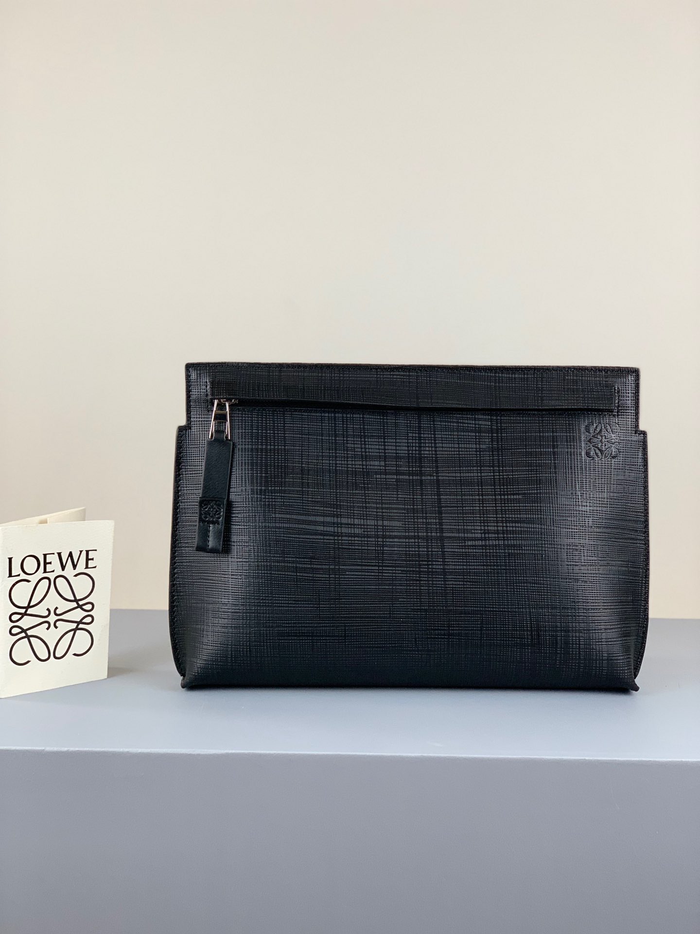 NO:337942,The special-grade Luoyiwei T pouch handbag is shipped, using textured calfskin, which creates a unique urban fashion, so that you can have more choices with a variety of personalities. Size 29.5x20cm. Model, the special-grade Luoyiwei, loewe, cowhide19860909特级  罗意威T pouch 手包出货,采用纹理小牛皮,碰撞出与众不同的都市时尚,让个性百变的你有更多选择.尺寸29.5x20cm.型号,特级罗意威,loewe,cowhide,Bag