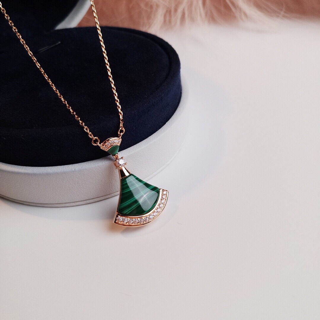 Bvlgari 天然孔雀石扇子项链 镀18K金材质 厚金电镀 质感和保色都是一流的 镶嵌天然孔雀石