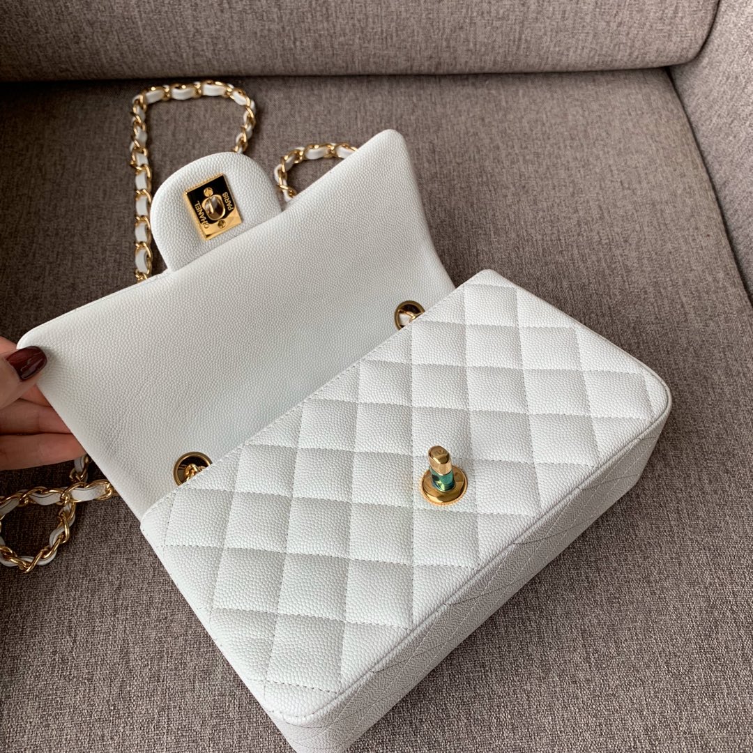 💰300法国🇫🇷高端定制品 Chane1 Classic Flap Bag A01116演绎了Chane1的经典，高雅、简约、精美！专柜同步更新 最新版本 ZP完美版型复刻 Medium Size: 20cm