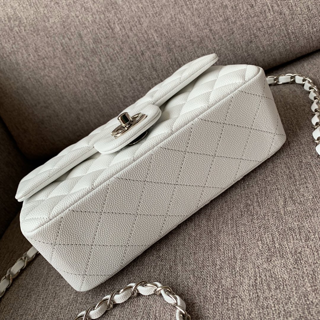 💰300法国🇫🇷高端定制品 Chane1 Classic Flap Bag A01116演绎了Chane1的经典，高雅、简约、精美！专柜同步更新 最新版本 ZP完美版型复刻 Medium Size: 20cm
