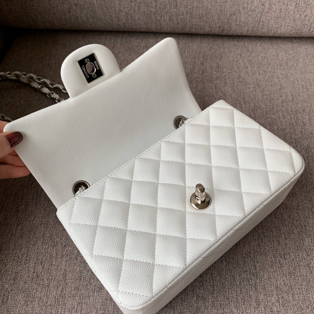 💰300法国🇫🇷高端定制品 Chane1 Classic Flap Bag A01116演绎了Chane1的经典，高雅、简约、精美！专柜同步更新 最新版本 ZP完美版型复刻 Medium Size: 20cm