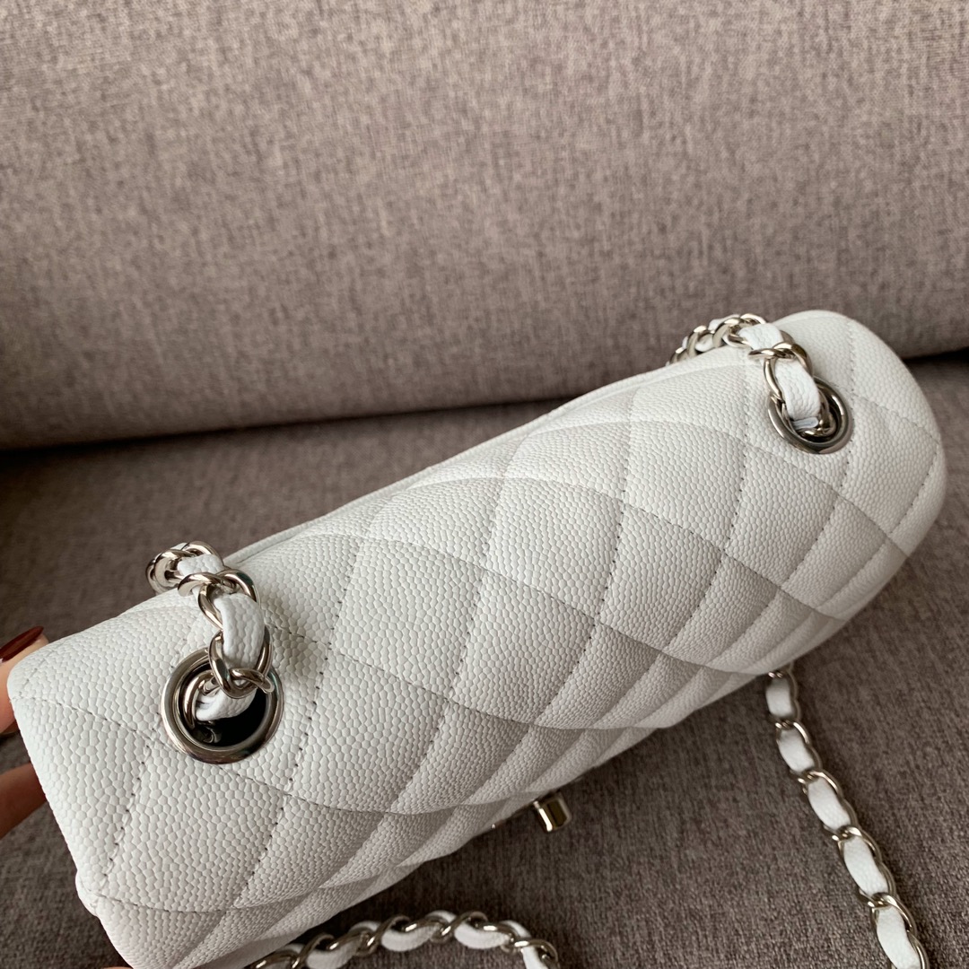 💰300法国🇫🇷高端定制品 Chane1 Classic Flap Bag A01116演绎了Chane1的经典，高雅、简约、精美！专柜同步更新 最新版本 ZP完美版型复刻 Medium Size: 20cm