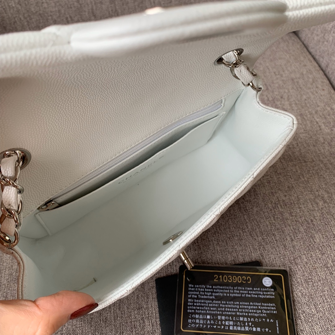 💰300法国🇫🇷高端定制品 Chane1 Classic Flap Bag A01116演绎了Chane1的经典，高雅、简约、精美！专柜同步更新 最新版本 ZP完美版型复刻 Medium Size: 20cm