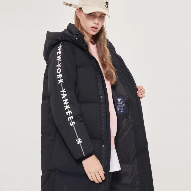 P450编号：2001
最高一比一版本：MLB专柜男女情侣同款长款羽绒服带有港风的外套款
独特的纯色系具有很复古的立体感：背后大NY长款保暖羽绒服展现出超强的气场让衣服整体看起来非常高端大气：男女都可驾驭：衣服胸前醒目Ⅰogo和袖子两侧的图案的设计。绝非一般胶印logo！都是原厂定制硅胶立体logo！高端大气上档次！：随着时尚风潮回归：：简约休闲中长款是长款羽绒服出街外搭的时尚单品舒适有型落落大方带给你穿着体验绝对是超级舒适的：又不失潮流个性：穿着上身舒适保暖，让你轻松帅气出街不再困难。可选颜色 白色、黑色、六个尺码 XS、S、Ｍ、L、XL、XXL

MLB尺码表！
              XS      S        M        L        XL      2XL
后身长  108   108     110     112     114      114
胸围      110    114     118     122     126     130
下摆      118    122     126    130     134     138
袖长      71      72.5    74      75.5    77       77