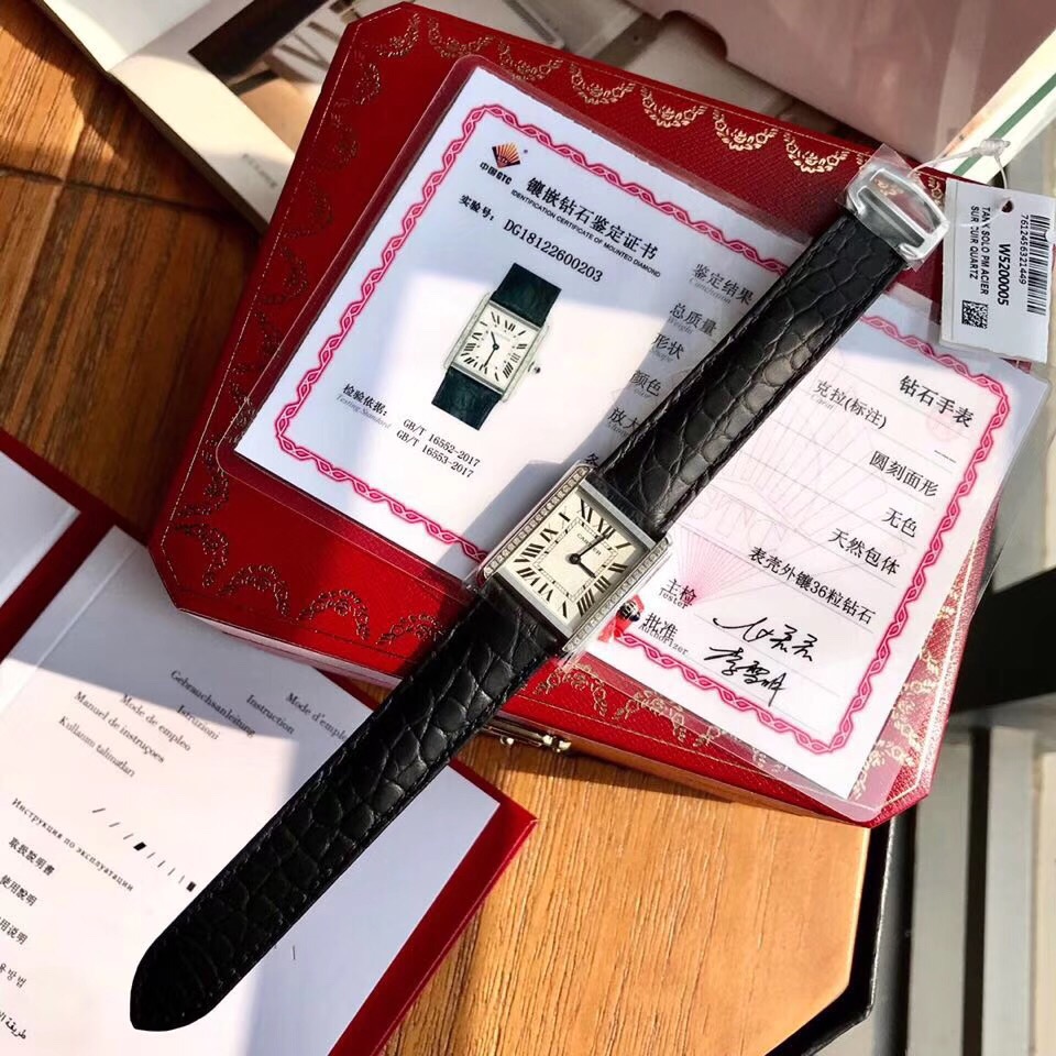 NO:153041,Kajia Tank Crocodile Leather Real Diameter Small, Watch Diameter 31mm*24mm, Swiss Quartz Movement, 36 VS1.1 Real Diameter!  It has been authoritatively certified by China's GTC testing agency!  The quality of our ordinary belt tanks was obvious to all!  At the request of some high-end customers, the high-end version of the crocodile belt real diamond version has been released again!  Accessories and movements are also hard to get!  The Cartier Tank series watches were first born in 1917. The design concept originated from the parallel sections of the French Veyron tank, the steel design evolved from the shape of the tank track, and the Roman numeral time markers are retro without losing their restraint. The current version is already the best match in the market!  Some professional players who play the watch can see it from the details!  The authentic product is completely disassembled and opened the mold!  And use the original movement real diamond and imported crocodile leather!  High-end luxury is one of the masterpieces that ended in 2018 this year!  !  !  What is the difference between the top version and the market product? Why are there so many prices?  This question is very simple. The cost is from finely polished accessories to movements. Eliminating any link will save you unexpected costs. Take the movement for example, there are 10-20 yuan, hundreds of yuan, and thousands of yuan. We all use imported Swiss quartz movements. Most of the imitation watches in the market are just external controls, so from a level, just choose the domestic movements to look at the appearance. This is an invisible place. Then to the small details!  Each of our accessories has accurate numbers, so the corresponding code of the bottom cover is also a table and a code!  Furthermore, the real diamonds we use are not to fool people!  There is a testing certificate from a national authoritative testing agency!  Support re-inspection!  cartier crocodile skin19860909卡家坦克鳄鱼皮真钻小号,表径31mm*24mm,瑞士石英机芯 ,36颗VS1.1真钻！经过中国GTC检测机构权威认证！早先我们的普通皮带坦克品质有目共睹！在一些高端客户的要求下,再次出了高端版鳄鱼皮带真钻版本！配件和机芯也是费劲心思弄到手！ 卡地亚坦克Tank 系列腕表最早诞生于1917年,其设计理念源自于法国威龙坦克的平行切面,坦克履带形状演化而成的条钢设计,再搭配罗马数字时标,复古而不失内敛. 目前出的版本已经是市场最顶配！一些专业玩表的玩家从细节就可以看到！正品完全拆解开模！并用原厂机芯真钻真进口鳄鱼皮！高端奢华是今年18年收尾的一款巨作之一了！！！ 顶级版本对比正品与市场货的区别差异在哪里,价格为什么相差那么多？这个问题很简单,成本从精打细磨的配件到机芯 任何一个环节省略都会节省你们想不到的成本.就拿机芯来说有10-20块的,有上百块的,上千块的.我们都是用进口瑞士石英机芯,市场仿表大多只是外表控,所以从层面上来说选择国产机芯外观上唬人就行了.这是看不见的地方. 再到小细节！我们每一个配件都是有准确数字的,所以底盖对应的码也是一表一码！再者我们用的真钻石可不是忽悠人的！有国家权威检测机构检测证书！支持重检！,,cartier,crocodile skin,Watch