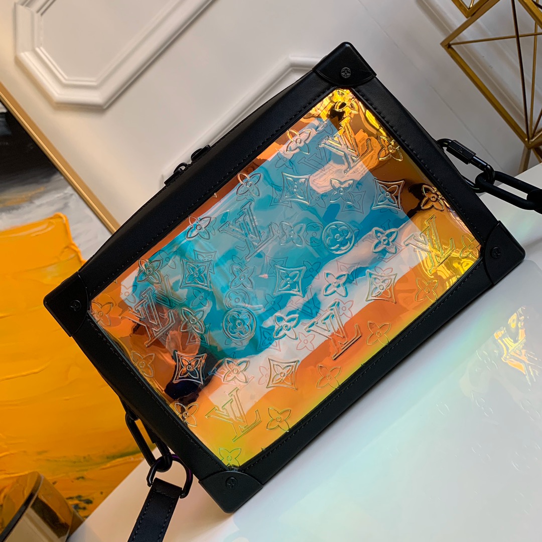 NO:395697,【Exclusive real shot M53288】The soft shape with a strong sense of image replaces the previous hard design items. The angular strong sense of fusion of Box shape. The classic monogram full leather plating is particularly unique in the complex bag industry. Authentic development. The effect of orange hardware is a bit fluorescent. The transparent black leather chain box for men is also very large. (Length x Width x Height) 25 x 17 x 9.5 cm- Fabric lining-zipper opening and closing-Black leather with black nails-Black metal accessories-Removable wristband-Orange hardware has a bit fluorescent effect.,LV【Original leather】,louis vuitton19860909【独家实拍M53288】形象感极强的软造型代替了以往的硬设计单品 棱角分明的强势感融合Box形状 经典monogram全皮压格 演绎 在纷繁的包界显得格外与众不同 正品开发 橙色五金有点荧光色的效果 男士透明黑皮链条盒子包容量也很大男女通用款.（长 x 宽 x 高）25 x 17 x 9.5 cm- 织物内衬- 拉链开合- 黑皮配黑钉- 黑色金属配件- 可拆卸的腕带-橙色五金有点荧光的效果 .,LV【原厂皮】,louis vuitton,Bag