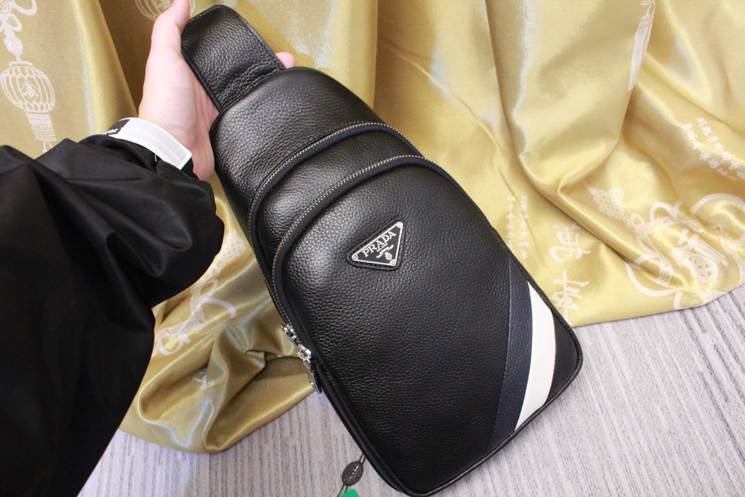 胸包📣最新爆款 回货 回货私人定制💎等级💎:原单货💎型号💎:52530💎品名💎:胸包💎材质💎：头层牛皮💎