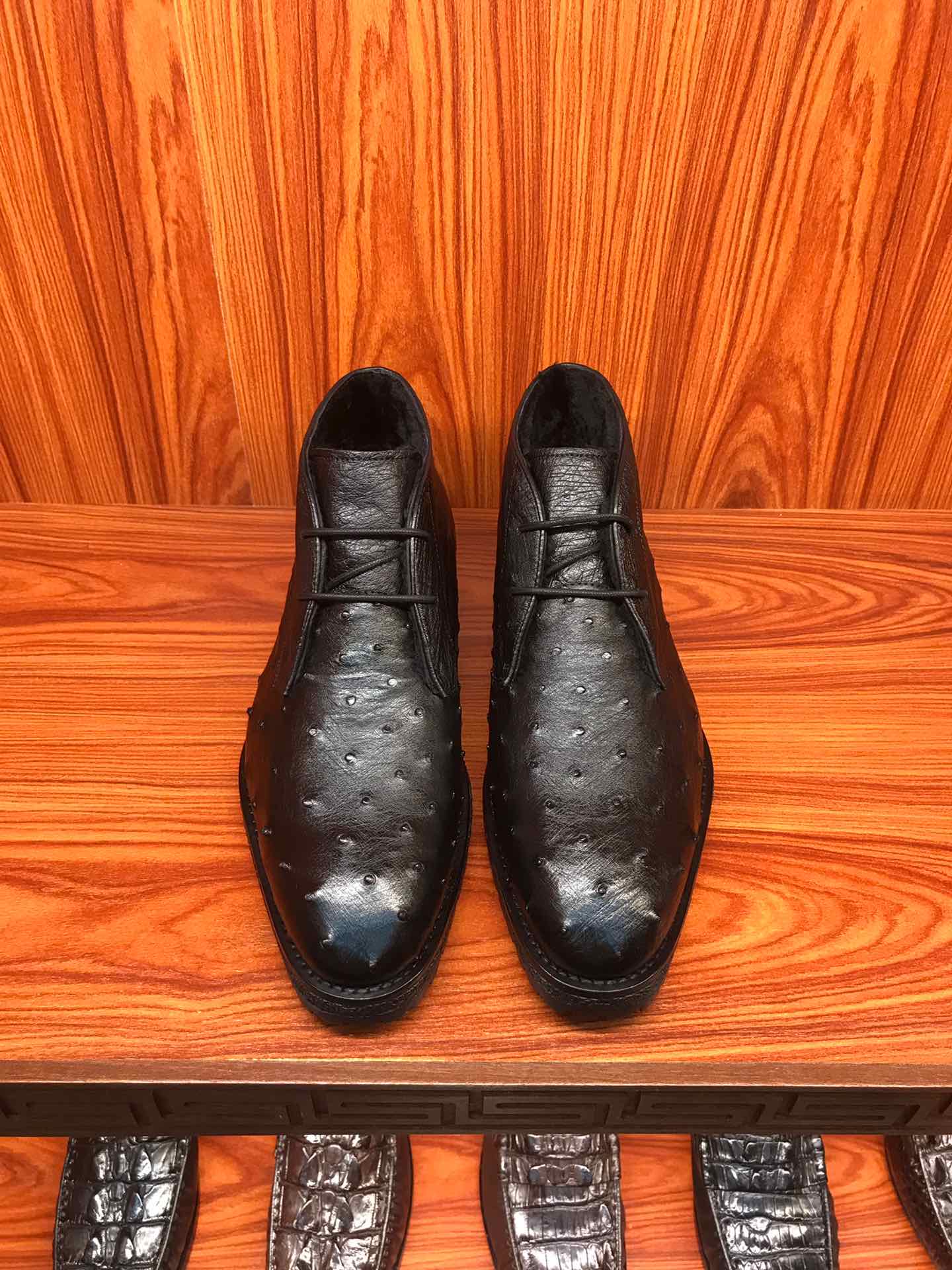 NO:274396,The top-grade ostrich leather high-top boots are perfectly shipped. Very comfortable and soft; Australian sheep fur is integrated into one; this year's official website latest B*erluti originated from 1988s [pure handmade] British noble royal luxury shoes, luxury Thai Siamese crocodile belly, 38/45 with special maintenance oil; the official website is sold at 48,000 yuan! ,boots,ostrich skin19860909顶级鸵鸟皮高帮靴完美出货.非常舒适柔软；澳洲羊毛皮毛一体批；今年官网最新 B*erluti 源于1988s【纯手工制作】英国貴族御用奢侈鞋履 奢用泰国暹罗鳄鱼肚,38/45 配专用保养油；官网公售价格4万八刀！,,boots,ostrich skin,Men's shoes