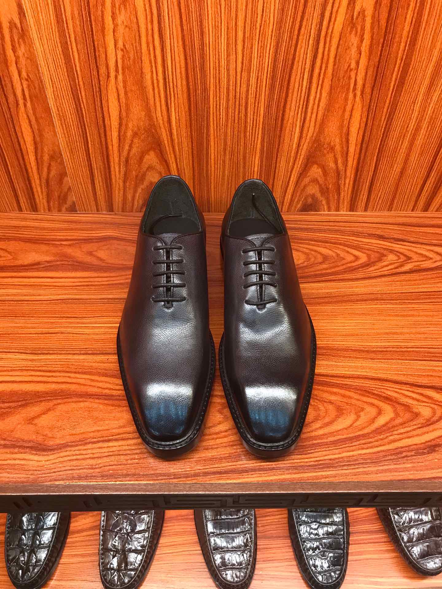 NO:350272,[The latest catwalk model of European official website] [The latest Goodyear tire bottom] 100% softness imported original luxury materials 90 degrees without trace and foldable softness, fully imported German tire cow [Private mold opening] unparalleled market, uniform and coherent, fine craftsmanship, softness enough to be comfortable 38/45 Red book high-end luxury you deserve,19860909【欧洲官方网最新走秀款】【最新固特异轮胎大底】软度百分百 进口原版奢侈用料 90度无痕可折软度 内里用全进口徳国胎牛【私模开版】市场无与伦比 均匀连贯 工艺精细 柔软程度足以舒适 38/45 红本拔 高端奢侈 您值得拥有,,Men's shoes