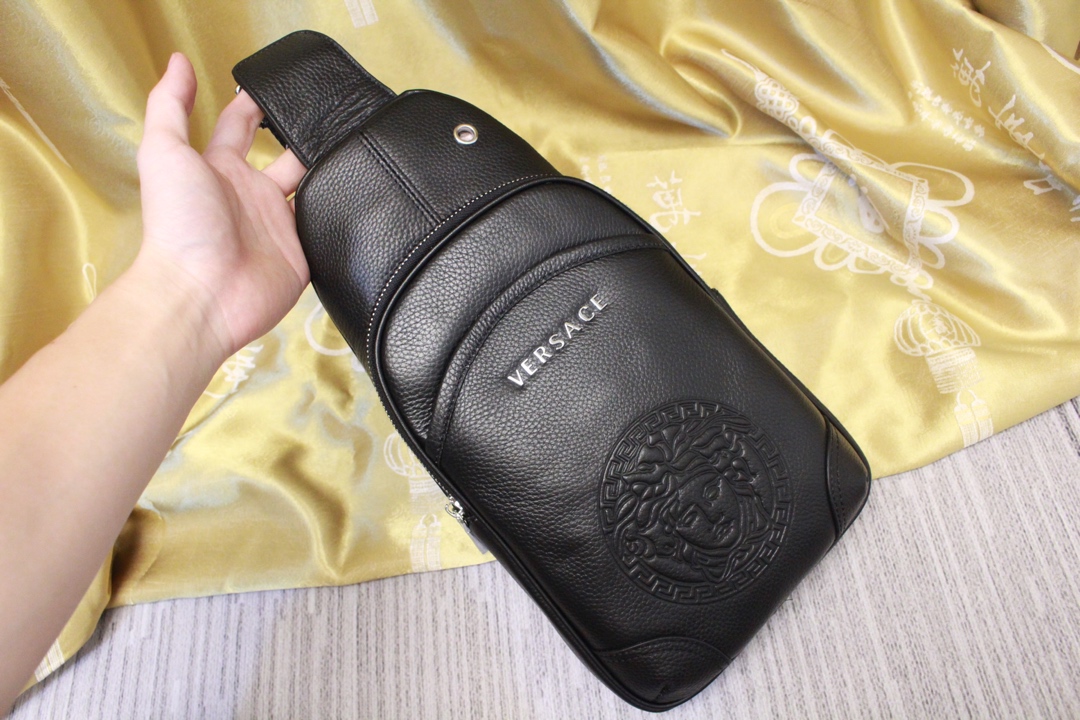 📣最新爆款 回货 回货私人定制💎等级💎:原单货💎型号💎:52559💎品名💎:胸包💎材质💎：头层牛皮💎尺寸