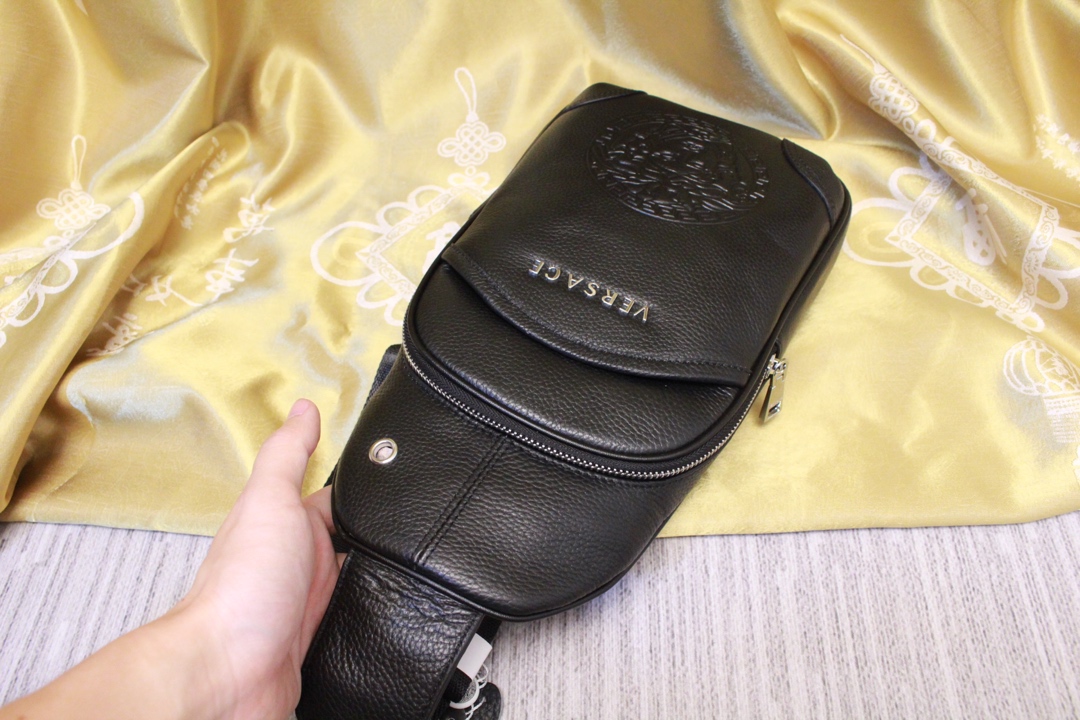 📣最新爆款 回货 回货私人定制💎等级💎:原单货💎型号💎:52559💎品名💎:胸包💎材质💎：头层牛皮💎尺寸