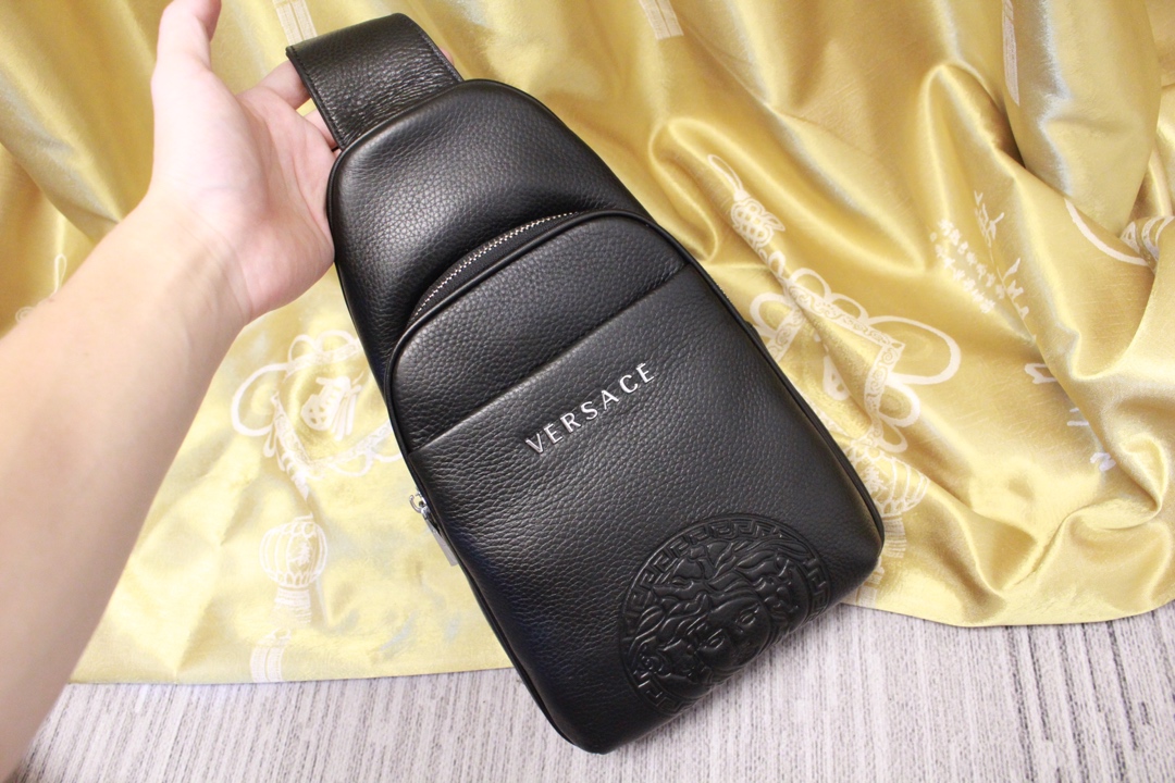 📣最新爆款 回货 回货私人定制💎等级💎:原单货💎型号💎:52531💎品名💎:胸包💎材质💎：原版品质💎尺寸