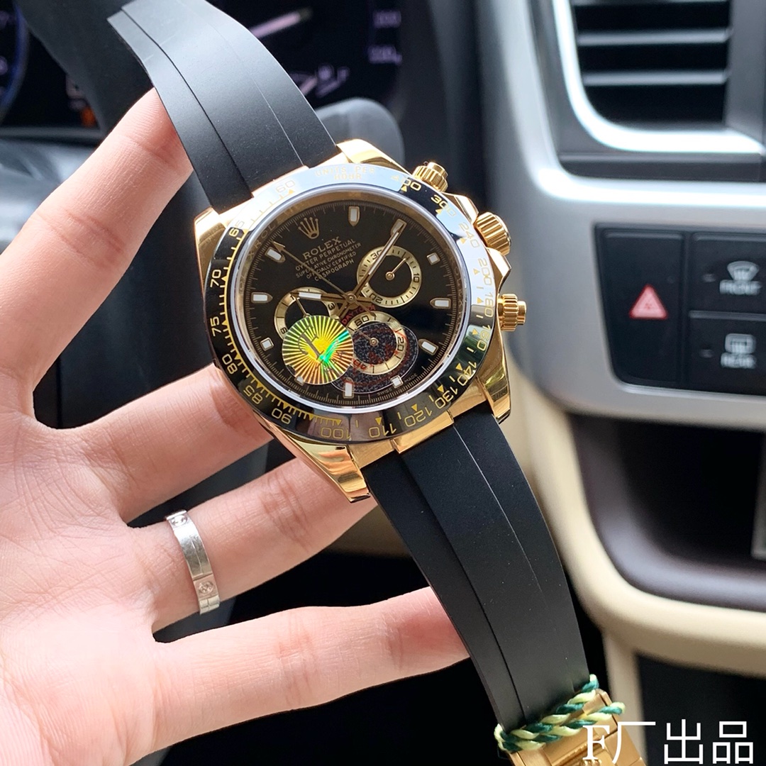 “古瓷黑” 胶带版终于出货更突出时尚气息 脱俗气质 “欧陆版” 多功能 最具代表性腕表 那就属“迪通拿”经典的“金典”不受任何服装搭配所限制 所有服装都能搭配 且适任何场合 永不过时 F厂 V2经典版全面到货 一直给同级别作为“吊打”对象却从未被超越 以过硬的品质 应对各种挑战 迎回头客  劳力士 Rolex 宇宙计型 迪通拿系列 机芯采用订制的三眼放大版的全自动机械机芯使三个功能盘的距离和正品一致 表壳43mmX13mm“欧陆”版本，深黑色陶质实心外圈连计速刻度采用真陶瓷工艺 刮不花 永不退色 质感和正品一致 表盘功能盘字体和盘面logo采用叠加印刷工艺，从侧面观察会有微微隆起之感。盘面的底色纹路经过无数次过滤改正，确保百分百吻合与原装。其上的 劳力士 Rolex 金属LOGO单独开模，无论是立体感还是圆润度均可PK原装 易读Chroma light夜光显示 配长效夜光物质 表镜平形蓝宝石水晶玻璃 抗刮损，效果绝不重影，吻合正品。六字位劳力仕特有的防伪标志 小皇冠 表扣采用进口316钢 1:1散件打磨而成 拉沙内侧 腐蚀 劳力士 Rolex 钢印 外置正品一模一样的 表扣保险环 F厂出品 完美在每一个细节